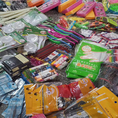 探秘2元百货店与夜市地摊货源 从义乌小商品批发看10元3样小百货的生意经
